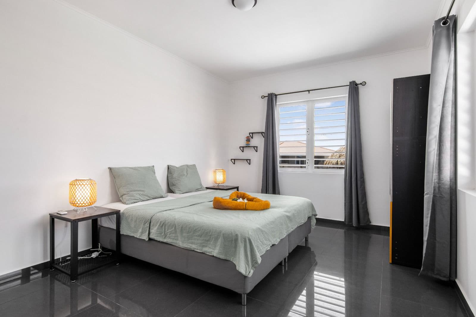 Master slaapkamer met tweepersoons boxspring en airco